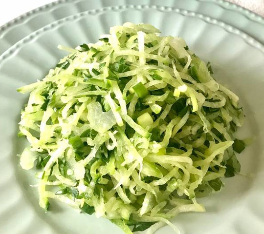 Редька с огурцом и зеленью