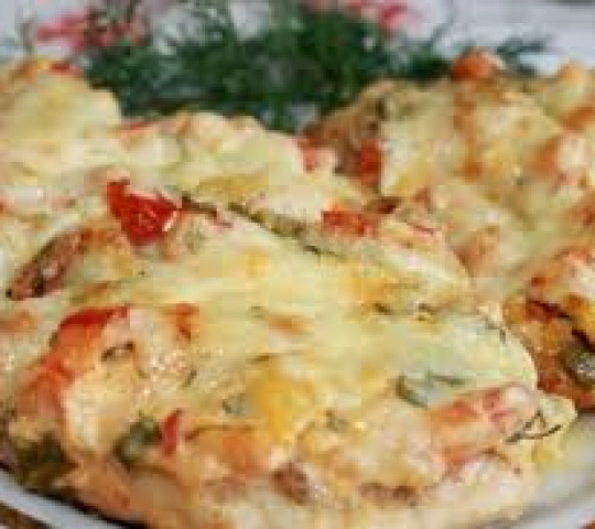 Грудка куриная, запеченная с овощами и сыром
