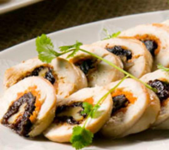 Рулет куриный черносливом и курагой