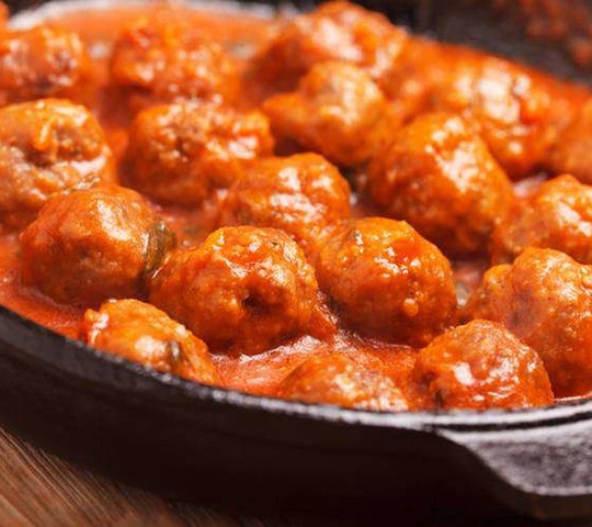Фрикадельки мясные в томатно-чесночном соусе  2 шт