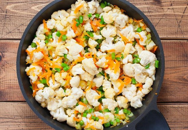 Овощное рагу из цветной капустой  с зеленым горошком и  морковью