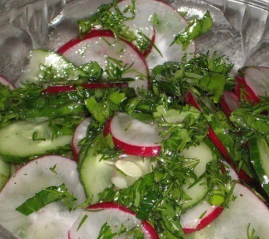 Редис с огурцом и зеленью