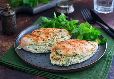 Грудка куриная, фаршированная  шпинатом и сыром