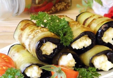 Рулетики из баклажан, фаршированные сыром,чесноком и зеленью 300 г