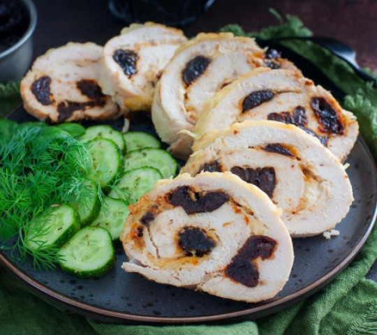 Рулет куриный черносливом и грецким орехом