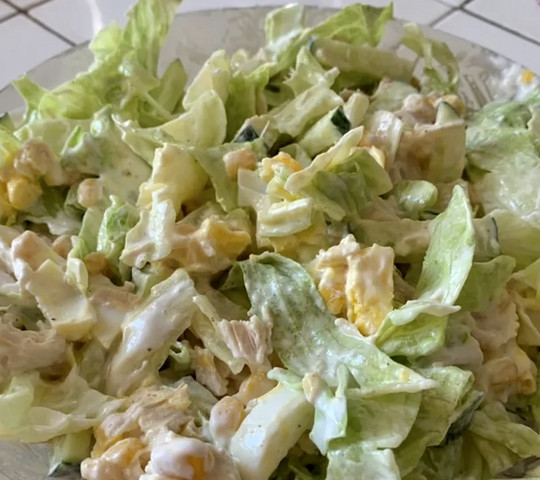 Салат куриный с кукурузой, огурцом и яйцом