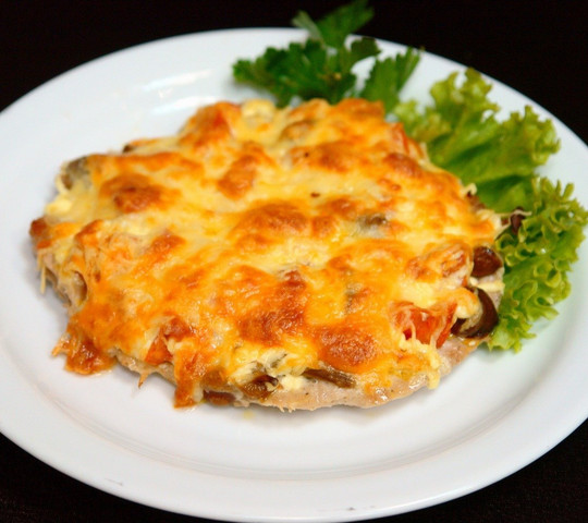 Свинина, запеченная под шапкой из картофеля, шампиньонов и сыра