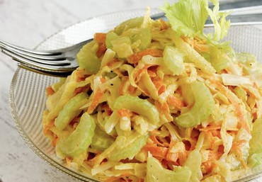 Морковь с сельдереем, яблоком и сметанным соусом